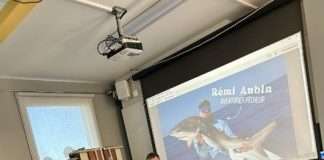 un homme présente des infos sur la pêche à des élèves du primaire