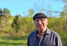 Un beau bonhomme au sourire radieux