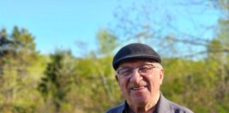 Un beau bonhomme au sourire radieux