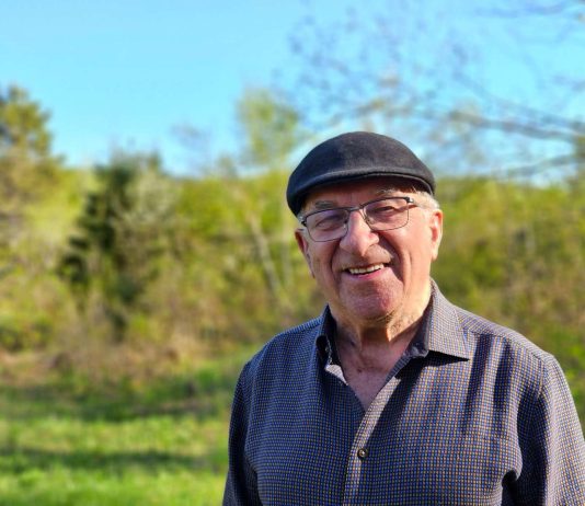 Un beau bonhomme au sourire radieux