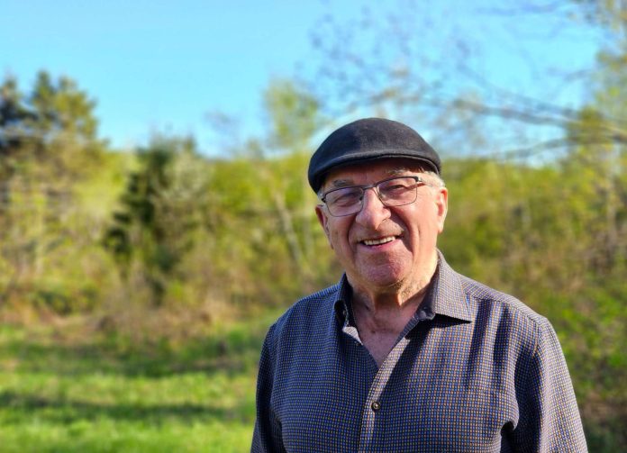Un beau bonhomme au sourire radieux
