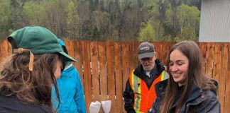 Une corvée de nettoyage à Petit-Saguenay avec de nombreux bénévoles.