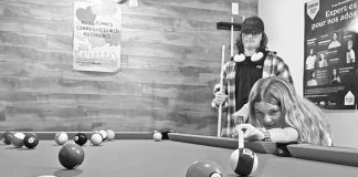 Deux jeunes autour de la table de billardà la MDJ du Bas-Saguenay
