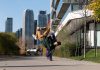 Un prof danse sur les mains et apprend le hip hop aux jeunes de la région.