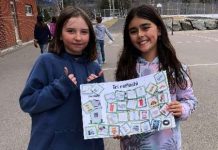 Deux jeunes filles nous montrent une pancarte sur le tri sélectif