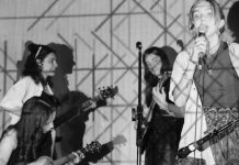 des jeunes jouent un morceau de musique