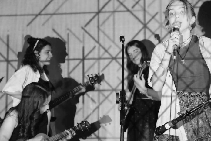 des jeunes jouent un morceau de musique