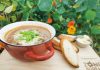 Une assiette de soupe à l'oignon servie à L'Auberge du Camp de Base à L'Anse-Saint-Jean