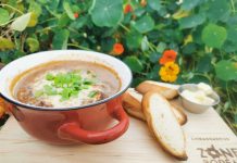 Une assiette de soupe à l'oignon servie à L'Auberge du Camp de Base à L'Anse-Saint-Jean