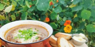Une assiette de soupe à l'oignon servie à L'Auberge du Camp de Base à L'Anse-Saint-Jean
