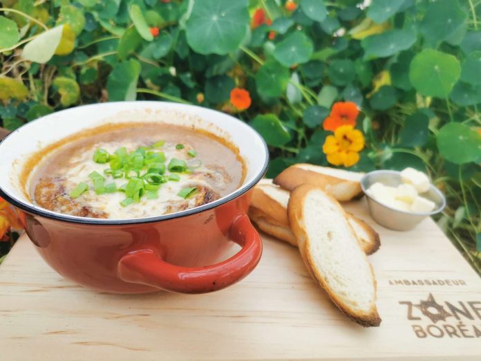 Une assiette de soupe à l'oignon servie à L'Auberge du Camp de Base à L'Anse-Saint-Jean