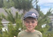 Un jeune élève au regard malicieux lève son pouce