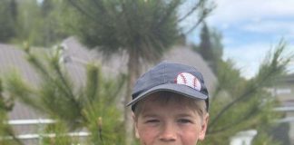 Un jeune élève au regard malicieux lève son pouce