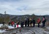 Un groupe de jeunes en haut du petit Cran à Petit-Saguenay.
