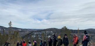 Un groupe de jeunes en haut du petit Cran à Petit-Saguenay.
