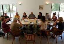 groupe de personne en réunion autour d'une table