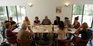 groupe de personne en réunion autour d'une table