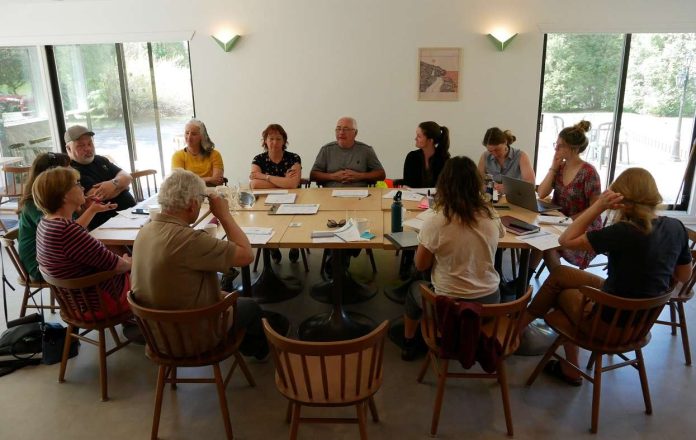 groupe de personne en réunion autour d'une table