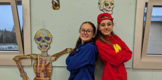 Deux jeunes filles nous regardent dos à dos le sbras croisés